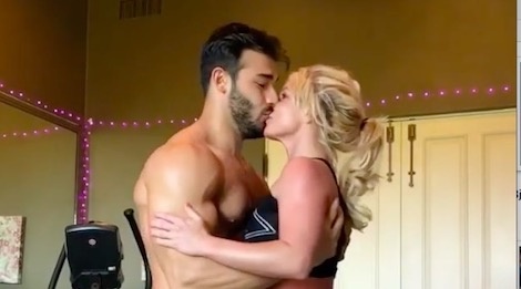 Britney Spears nhay cung ban trai 24 tuoi hinh anh