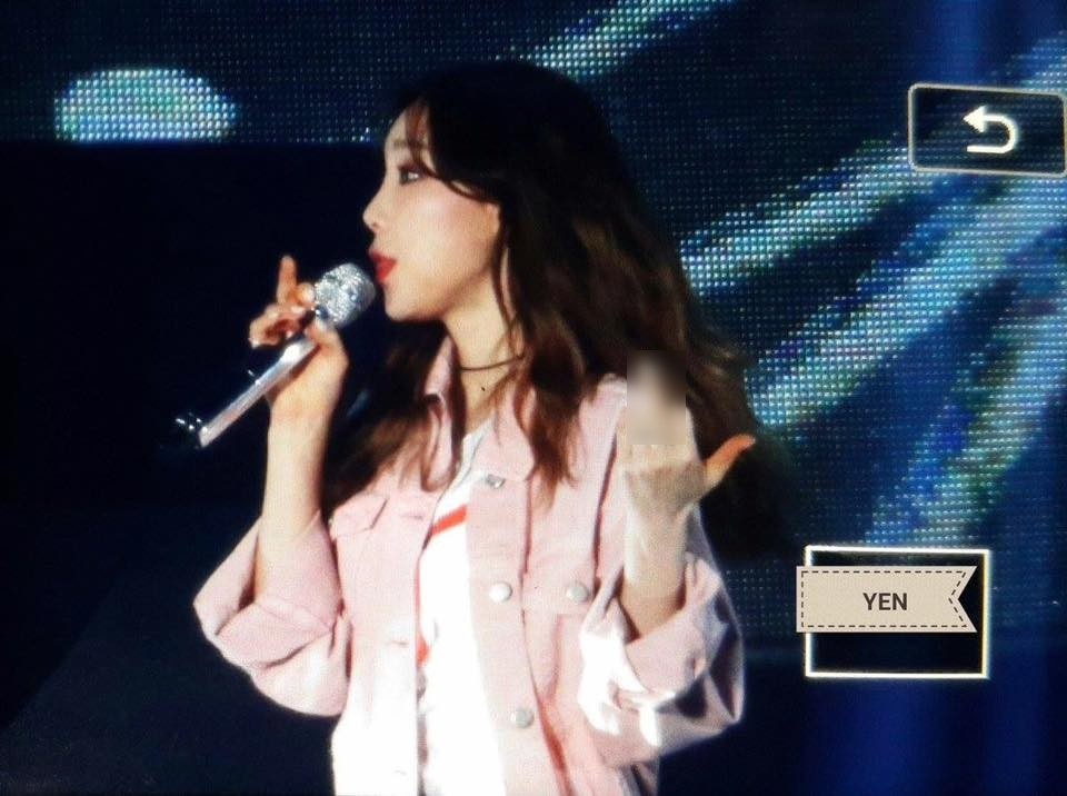 tae yeon gio ngon tay chui the trong luc bieu dien anh 1
