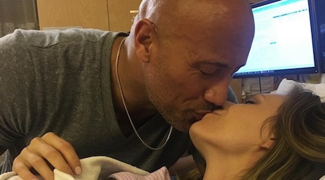 'The Rock' Dwayne Johnson om hon va ca ngoi 9 thang mang bau cua vo hinh anh