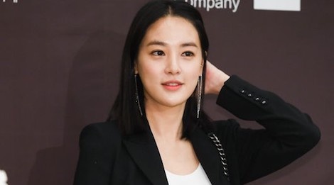 Dam cuoi thanh vien cung nhom, ban gai G-Dragon noi bat lan at co dau hinh anh