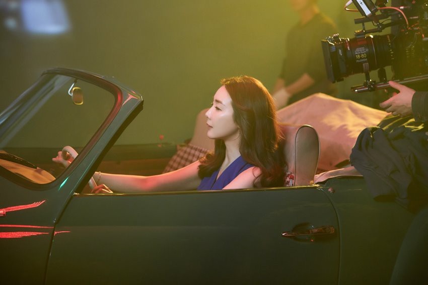 nhan sac choi ji woo trong hau truong quang cao anh 1