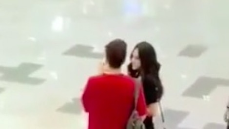 Karik than thiet voi co gai la mat duoc cho la ban gai moi hinh anh