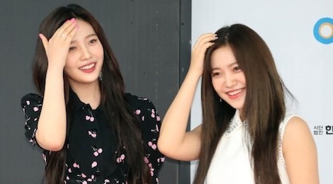 Red Velvet bi cac my nhan vo danh lan at nhan sac tren tham do hinh anh