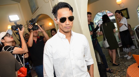 Hinh anh tieu tuy, suy sup cua Pham Anh Khoa trong buoi xin loi hinh anh