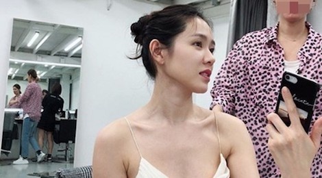 'Chi dep' Son Ye Jin khoe ve quyen ru o hau truong chup anh hinh anh