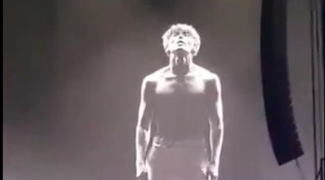 Hwang Min Hyun (WANNA ONE) khoe co bung trong tiet muc nhay quyen ru hinh anh