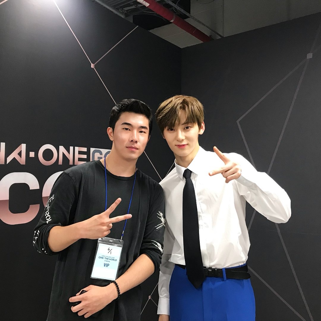 thanh vien wanna one khoe co bung gay sot anh 9