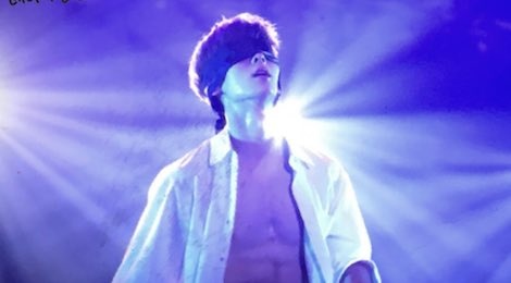 Thanh vien nhom nam quoc dan coi ao khoe co bung khien fan 'phat sot' hinh anh