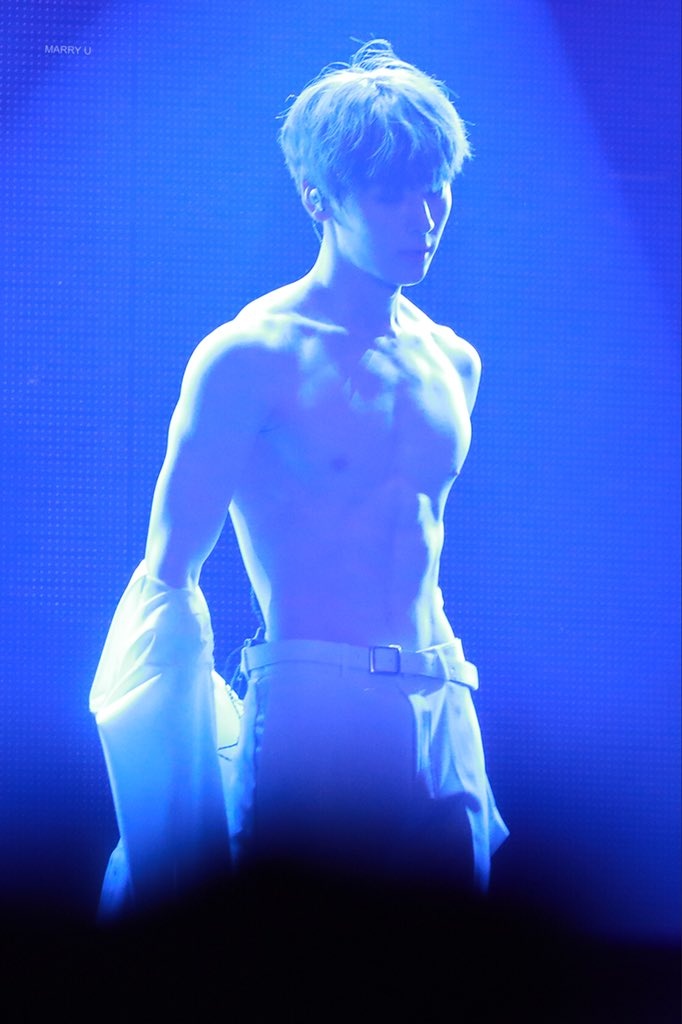 thanh vien wanna one khoe co bung gay sot anh 4