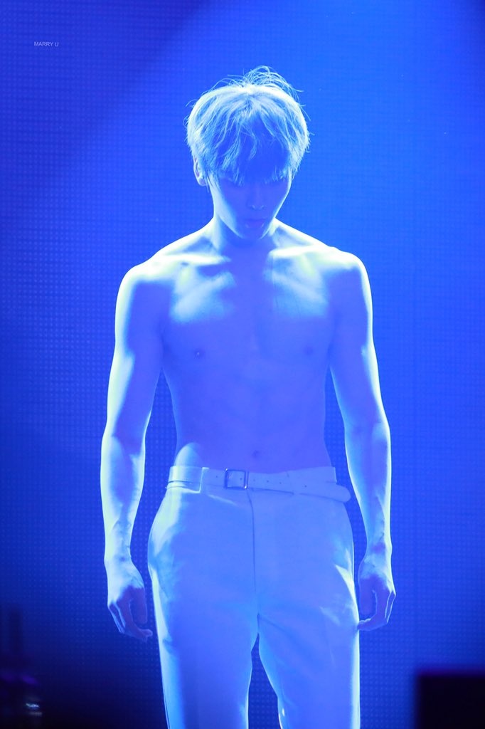 thanh vien wanna one khoe co bung gay sot anh 6