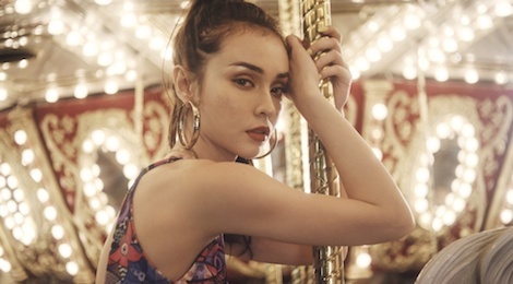 MLee dong danh, ra suc 'hanh' hot boy The Face trong MV moi hinh anh