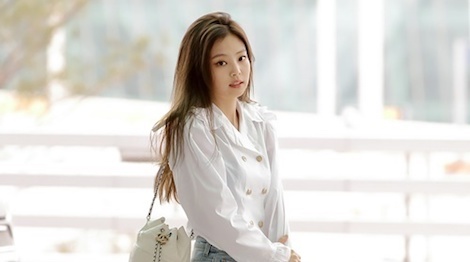 Chi dien quan jean va ao so mi trang, Jennie (Black Pink) van thu hut hinh anh