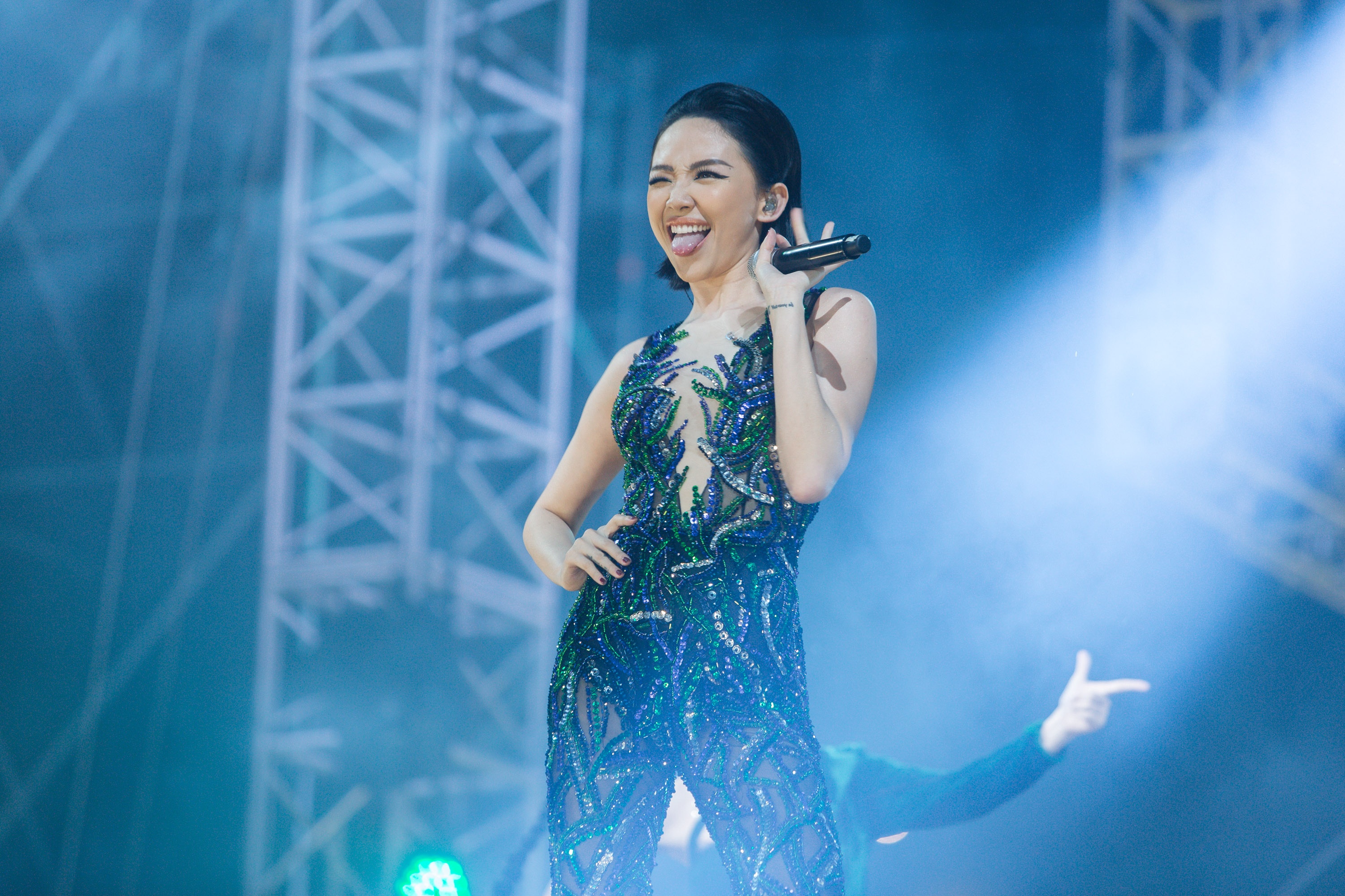 son tung toc tien dien o pho di bo anh 5