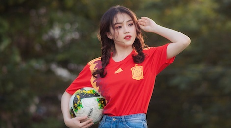 Hot girl bong da tung bo anh tiep lua cho Tay Ban Nha hinh anh