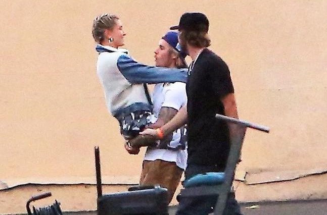 justin bieber bế bạn gái mới ảnh 1 justin bieber be ban gai moi anh 1