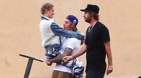 Justin Bieber be ban gai moi di lai giua truong quay MV hinh anh