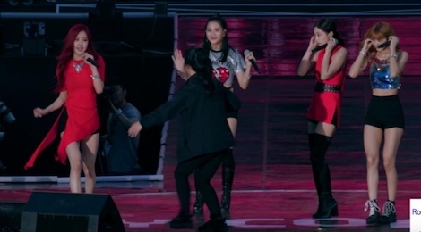 Black Pink bi ngan can khi dang bieu dien hinh anh