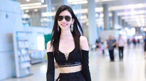 Thoi trang san bay hut mat cua sieu mau Ming Xi hinh anh