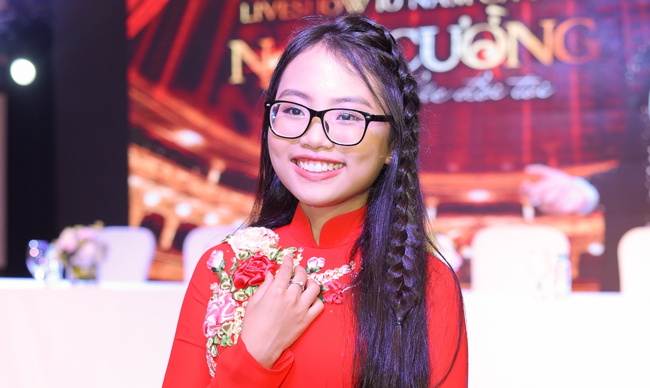 Nam Cuong moi Phuong My Chi va dan sao trong live show 10 nam ca hat hinh anh