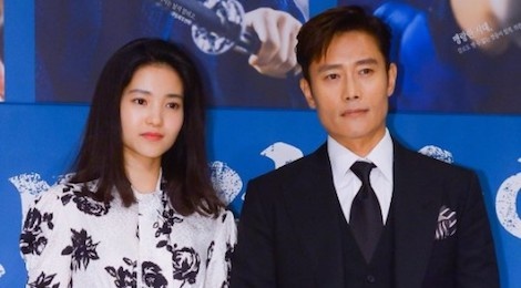 Lee Byung Hun dien trai ben canh 