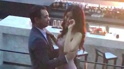 Lan Khue bat khoc khi bat ngo duoc ban trai cau hon hinh anh