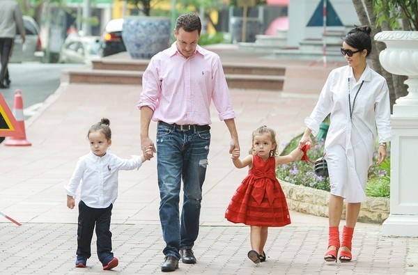 hong nhung li di chong anh 2