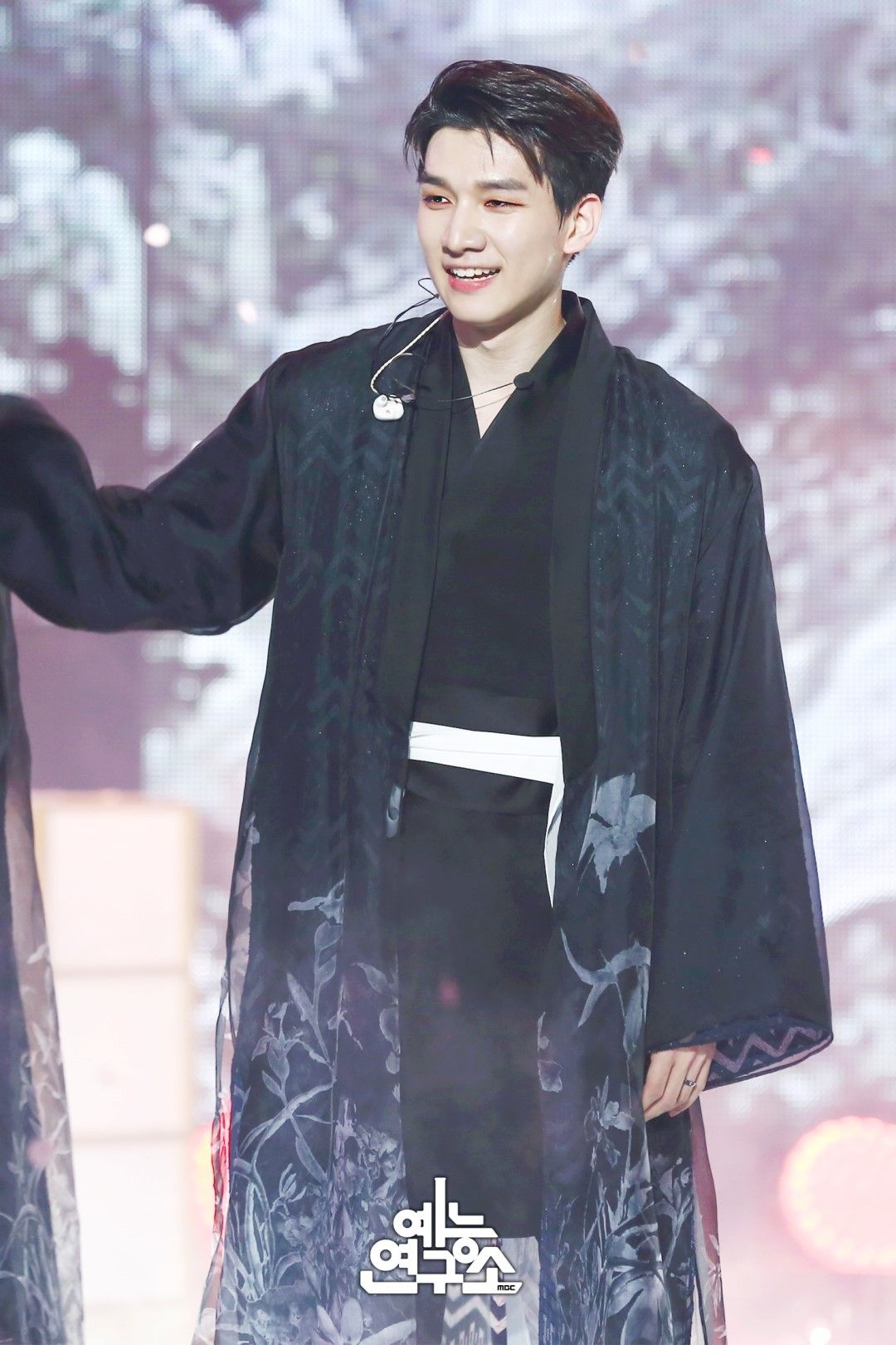 nhan sac nhom vixx anh 3