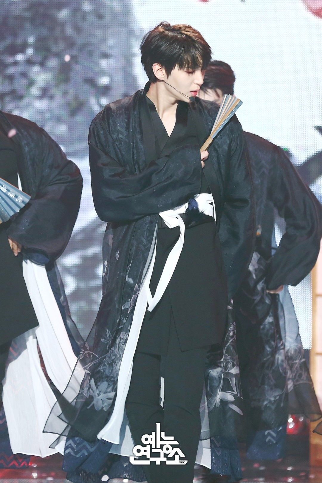 nhan sac nhom vixx anh 4