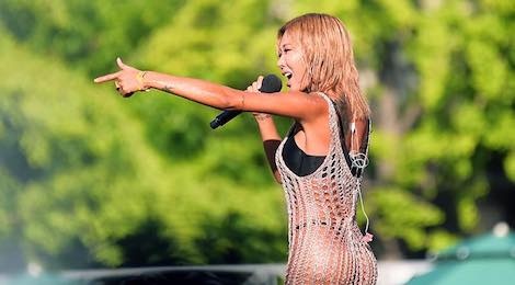 Nu rapper Han mac dam lo ro noi y trong khi bieu dien hinh anh