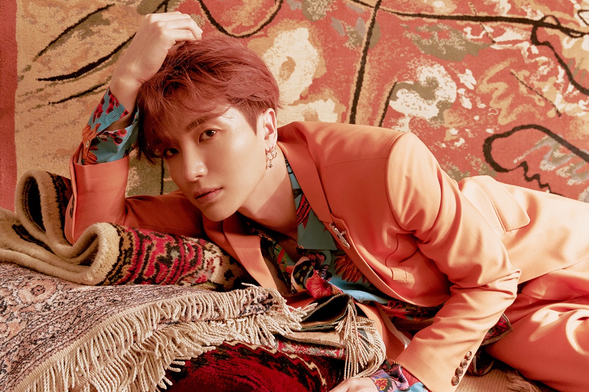 trưởng nhóm super junior mặc áo khoác mùa đông giữa hè ảnh 2 truong nhom super junior mac ao khoac mua dong giua he anh 2