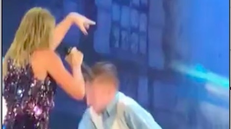 Taylor Swift truot nga tren san khau hinh anh