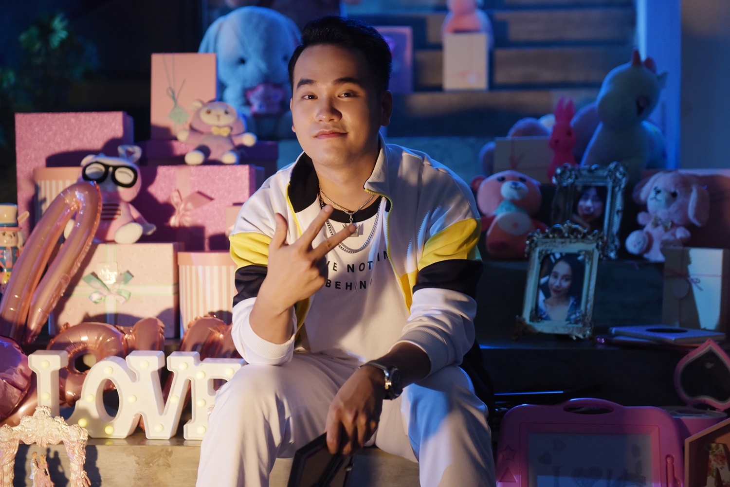 khac hung lam ca si anh 1