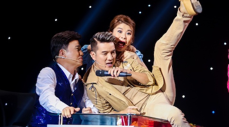 Guong mat than quen tap 8: Dam Vinh Hung nam tren ban hat voi thi sinh hinh anh