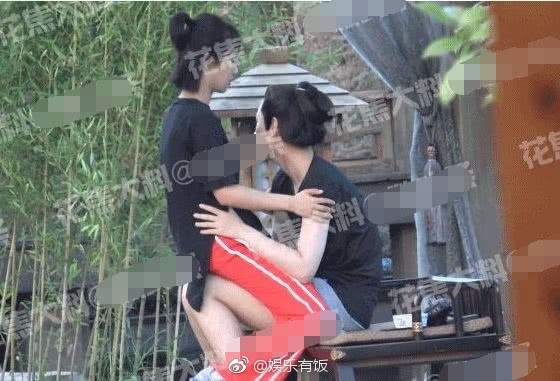 Sao nhi Trung Quoc bi bat gap om ban trai o tu the nhay cam hinh anh