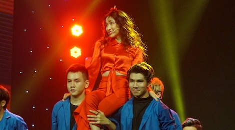 Noo Phuoc Thinh cuong nhiet, Hoa Minzy quyen ru trong dem nhac hinh anh