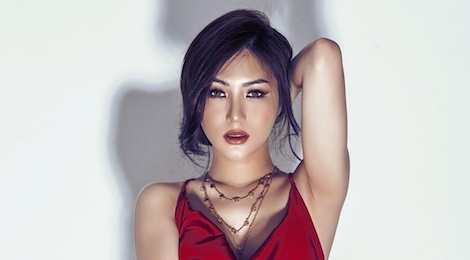 Huong Tram gui loi den nguoi thu ba va ke phan boi trong ca khuc moi hinh anh