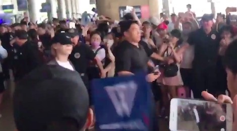 Winner tai san bay Tan Son Nhat hinh anh