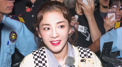 Dara (2NE1) tre trung bat ngo o tuoi 33, quay phim fan Viet o san bay hinh anh