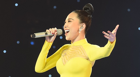Toc Tien van quyen ru khi mac ao dai, lan at thi sinh The Voice 2018 hinh anh