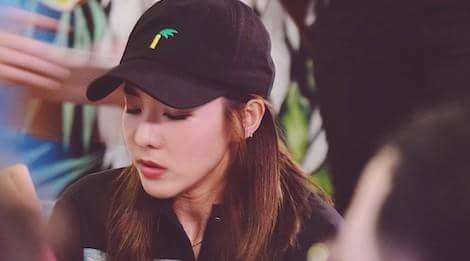 Dara (2NE1) ngoi uong bia, an vat via he o Sai Gon hinh anh