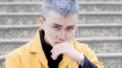 Tac gia 'Ong ba anh' tu bo net thu sinh, lan dau doc rap trong MV moi hinh anh