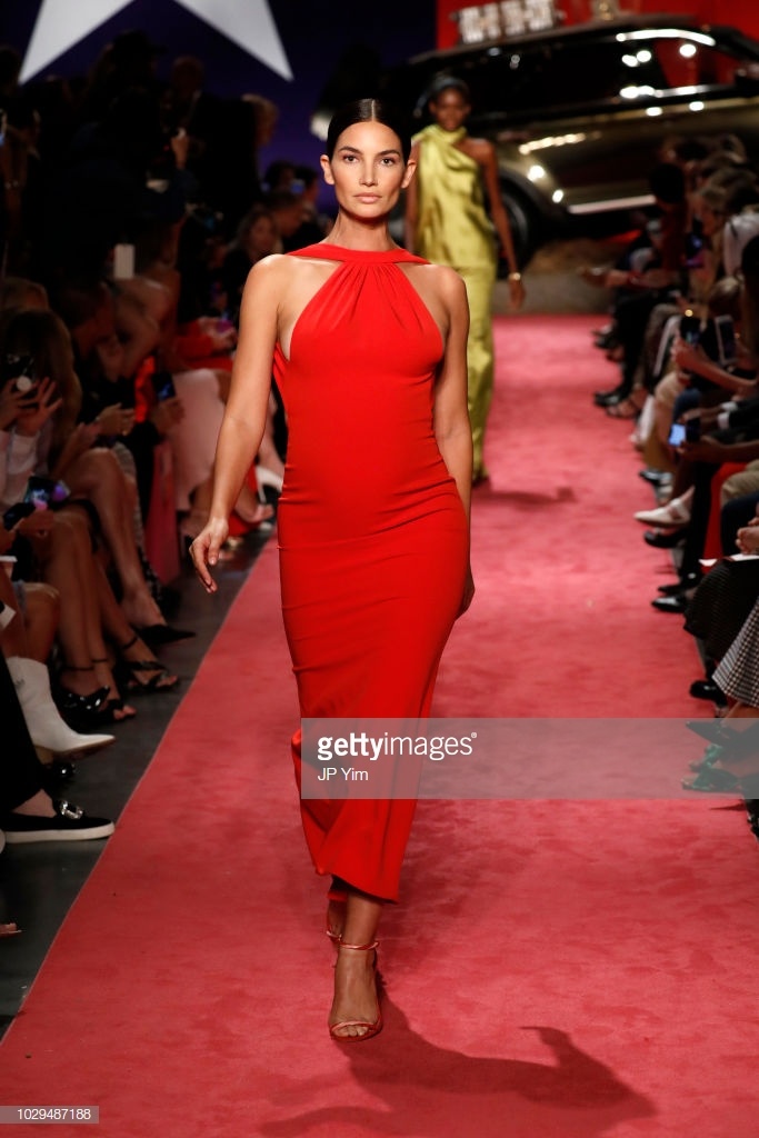 gigi và bella hadid trình diễn nổi bật ảnh 4 gigi va bella hadid trinh dien noi bat anh 4