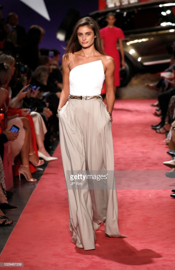 gigi và bella hadid trình diễn nổi bật ảnh 3 gigi va bella hadid trinh dien noi bat anh 3