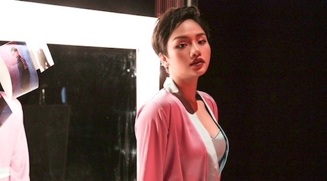 Miu Le hoa than thanh bac si quai di de 'bay' trai dep trong MV moi hinh anh