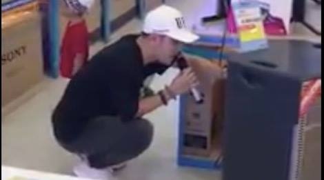 Ung Hoang Phuc hat live trong cua hang dien tu gay chu y hinh anh