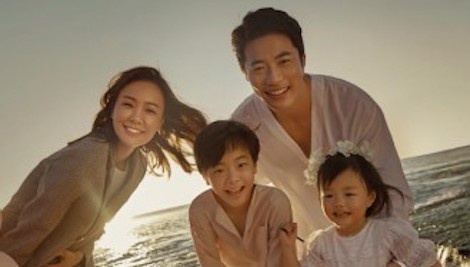 Kwon Sang Woo va vo hoa hau chup anh ky niem 10 nam ngay cuoi hinh anh