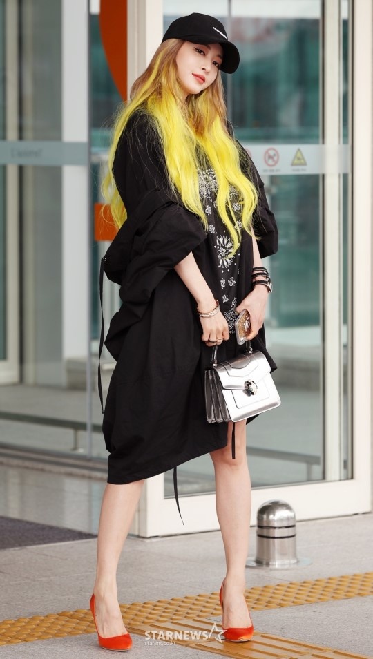 my nu han noi bat voi mai toc khac la anh 2