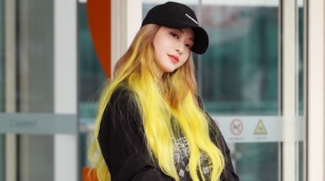 My nhan showbiz Han Quoc noi bat o san bay voi mai toc khac la hinh anh