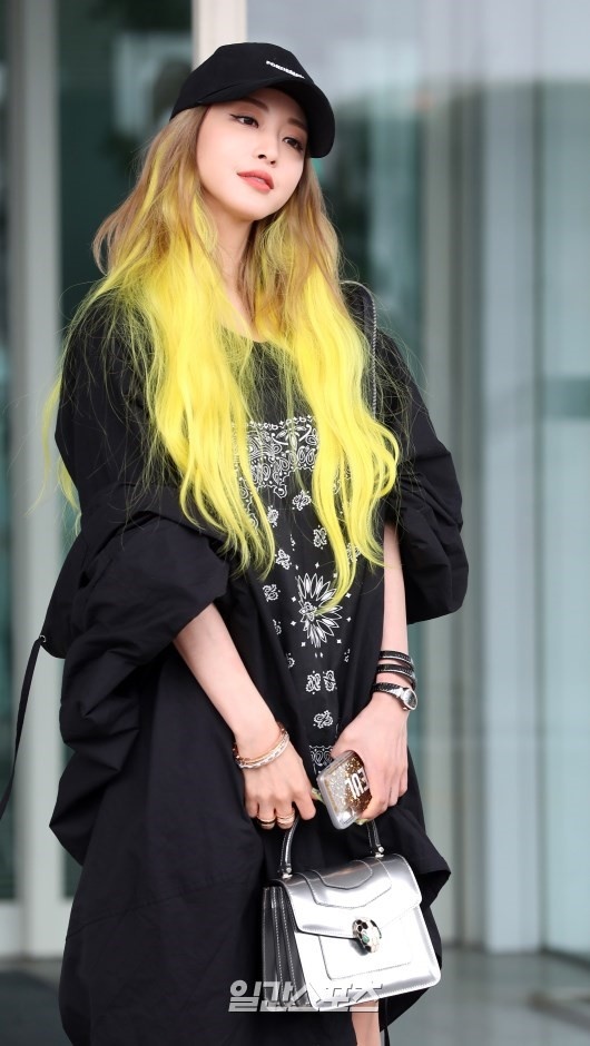 my nu han noi bat voi mai toc khac la anh 1