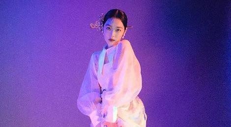 Sulli mac quoc phuc Han cach tan chup anh nghe thuat hinh anh